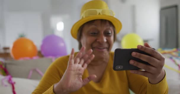 Heureuse Femme Âgée Afro Américaine Faisant Appel Vidéo Smartphone Nouvel — Video