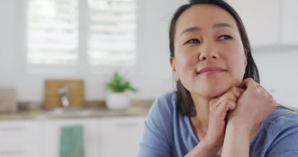 Portrét Šťastné Asiatky Sedící Kuchyni Životní Styl Volný Čas Trávení — Stock video