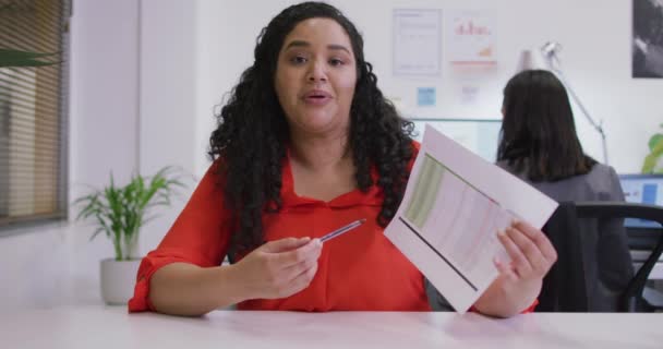 Mulher Negócios Birracial Feliz Sentada Mesa Segurando Documentos Fazendo Videochamada — Vídeo de Stock