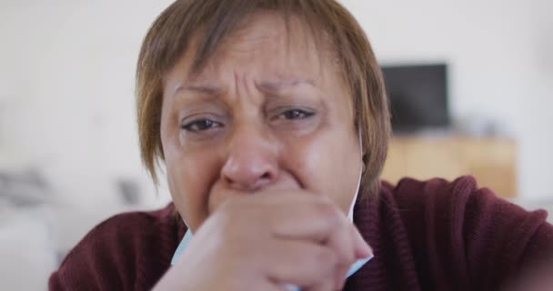 Forstyrrede Syke Afroamerikanske Seniorkvinner Med Ansiktsmaske Som Ringer Hjemme Aldershjelp – stockvideo