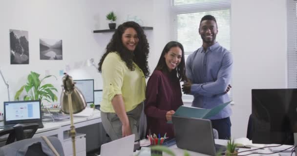 Portrait Groupe Souriant Diversifié Gens Affaires Regardant Caméra Dans Bureau — Video