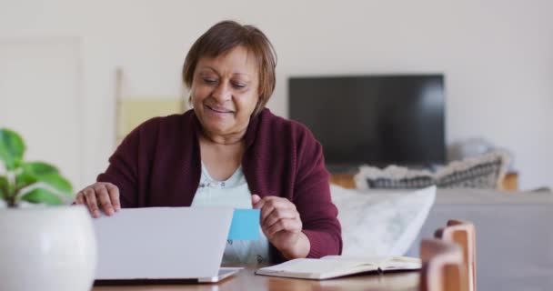 Happy African American Wanita Senior Meja Makan Menutup Laptop Dan — Stok Video