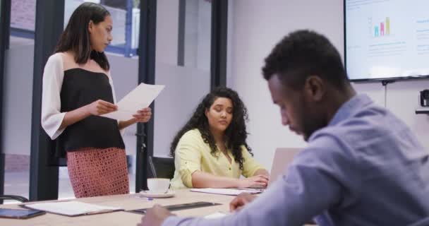 Grupo Diverso Pessoas Negócios Que Trabalham Conjunto Discutindo Trabalho Escritório — Vídeo de Stock