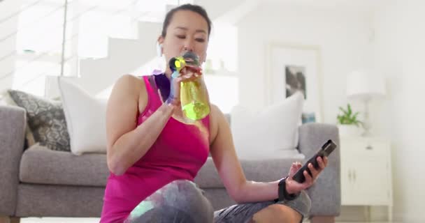 Soustředěná Asiatka Podložku Odpočívá Pije Používá Smartphone Zdravý Aktivní Životní — Stock video