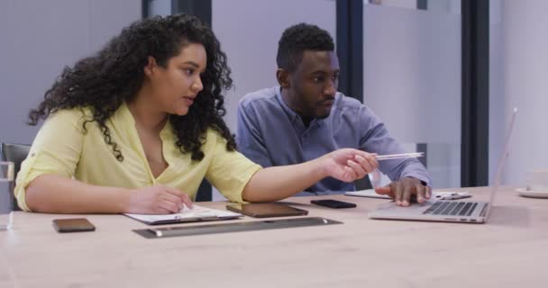 Сфокусовані Різні Бізнесмени Працюють Разом Використовуючи Ноутбук Сучасному Офісі Бізнес — стокове відео