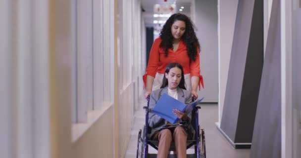 Lycklig Biracial Affärskvinna Med Handikappade Kollega Rullstol Arbetar Tillsammans Moderna — Stockvideo