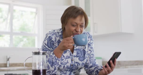 Heureuse Femme Âgée Afro Américaine Qui Aime Boire Une Tasse — Video