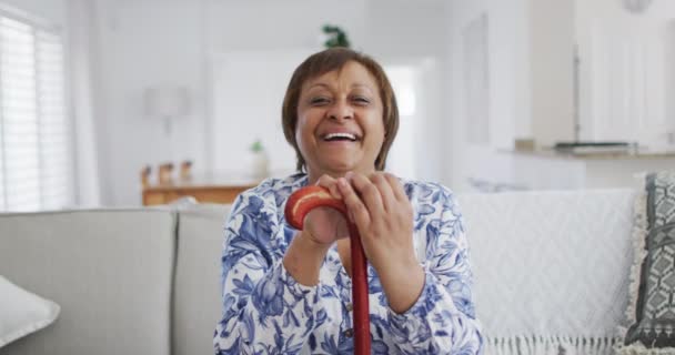 Portret Van Een Gelukkige Afro Amerikaanse Seniorenvrouw Die Een Wandelstok — Stockvideo