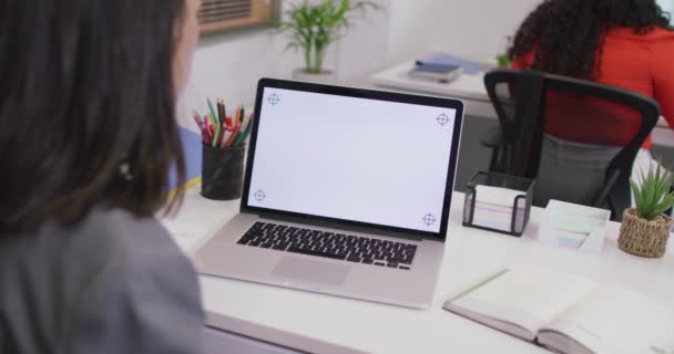 Biracial Επιχειρηματίας Κάθεται Στο Γραφείο Χρησιμοποιώντας Φορητό Υπολογιστή Αντίγραφο Χώρο — Αρχείο Βίντεο