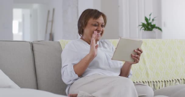 Šťastná Americká Seniorka Sedící Gauči Videohovory Pomocí Tabletu Mávající Důchodový — Stock video