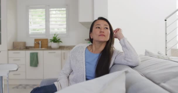 Femme Asiatique Réfléchie Assise Sur Canapé Maison Mode Vie Loisirs — Video