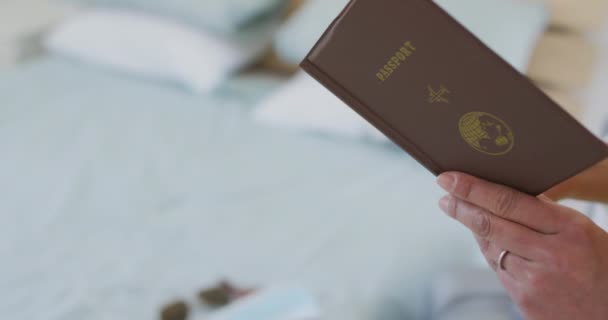 Manos Mujer Asiática Sosteniendo Documentos Preparándose Para Viaje Preparación Viajes — Vídeo de stock