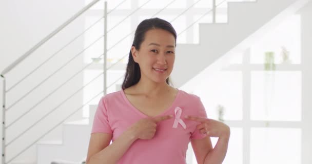 Feliz Mulher Asiática Camiseta Rosa Mostrando Fita Rosa Casa Saúde — Vídeo de Stock