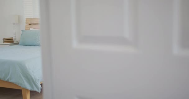 Yatak Odası Yatak Odası Komodin Kapının Arkasından Görülüyor Tasarımı Tasarım — Stok video