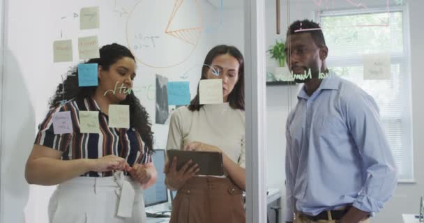 Fokus Beragam Kelompok Orang Bisnis Bekerja Sama Brainstorming Kantor Modern — Stok Video