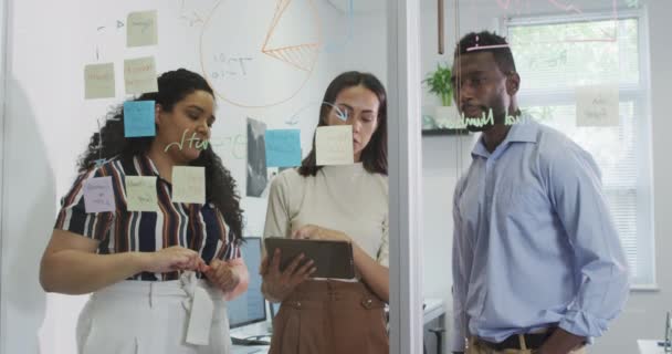 Enfocado Diverso Grupo Gente Negocios Trabajando Juntos Lluvia Ideas Oficina — Vídeo de stock