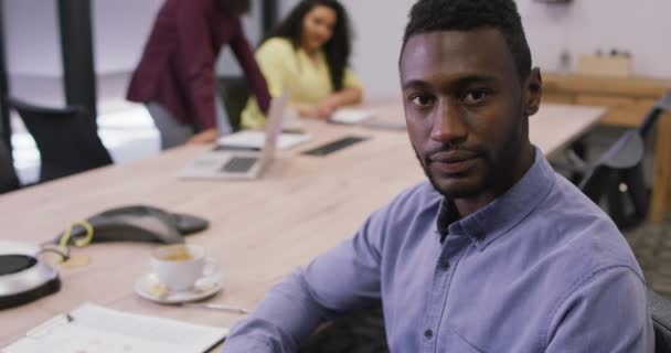 Retrato Sorridente Empresário Afro Americano Olhando Para Câmera Escritório Moderno — Vídeo de Stock