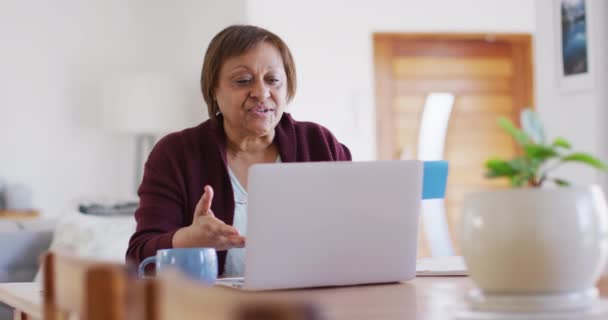 Fröhliche Afrikanisch Amerikanische Seniorin Esstisch Telefoniert Laptop Und Unterhält Sich — Stockvideo