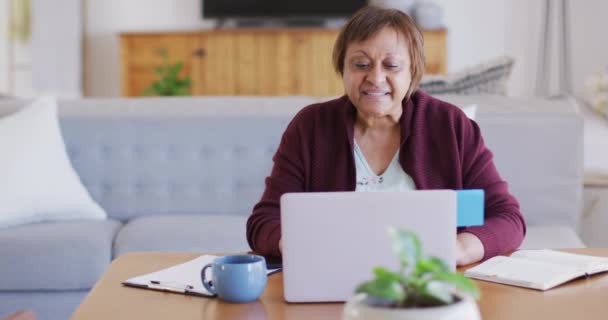 Boldog Afro Amerikai Idős Ebédlőasztalnál Videóhívást Kezdeményez Laptoppal Beszél Nyugdíjas — Stock videók