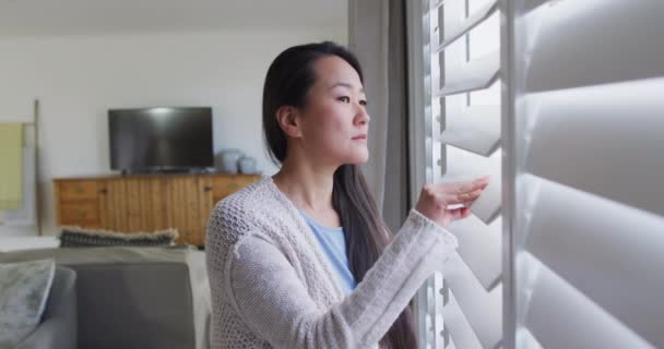 Profil Přemýšlivé Asijské Ženy Stojící Okna Dívající Ven Životní Styl — Stock video