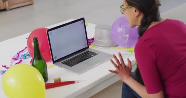 Boldog Ázsiai Pezsgővel Szilveszterkor Videóhívást Kezdeményez Laptopon Fénymásolási Hellyel Ünnepelni — Stock videók