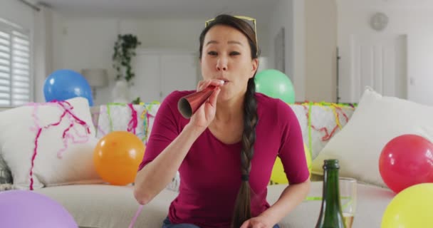 Šťastná Asijská Žena Party Dekorace Dělat Silvestra Notebook Video Hovor — Stock video