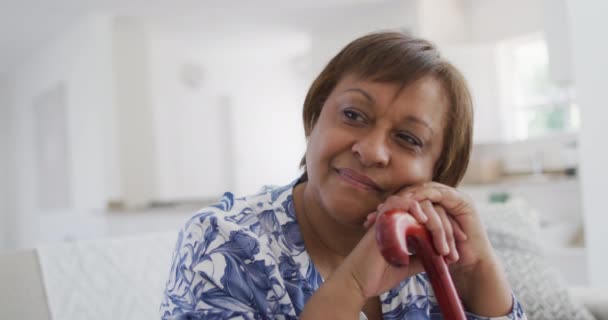 Gelukkige Afro Amerikaanse Seniorenvrouw Zittend Een Wandelstok Glimlachend Weg Kijkend — Stockvideo