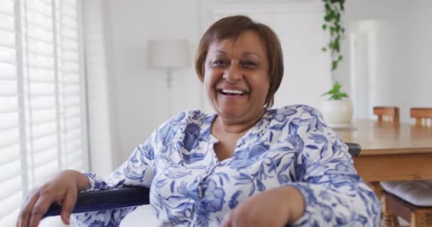Portret Szczęśliwej Afrykańskiej Starszej Kobiety Uśmiechającej Się Kamery Emerytura Wolny — Wideo stockowe