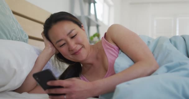 Glückliche Asiatin Die Morgens Mit Dem Smartphone Bett Liegt Lifestyle — Stockvideo