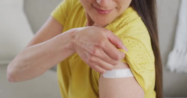 Kanepede Oturan Mutlu Asyalı Kadın Aşıdan Sonra Alçıyla Kolunu Gösteriyor — Stok video