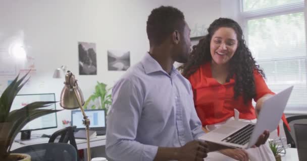 Dois Felizes Empresários Diversificados Trabalhando Juntos Usando Laptop Escritório Moderno — Vídeo de Stock