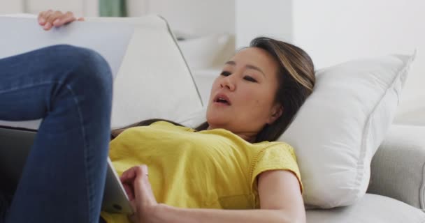 Heureuse Femme Asiatique Allongée Sur Canapé Reposant Avec Ordinateur Portable — Video