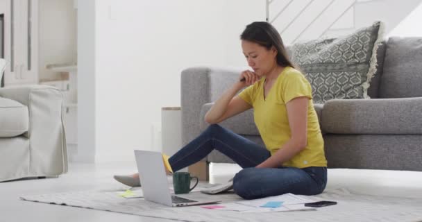 Soustředěná Asijská Žena Sedící Podlaze Pracující Vzdáleně Domova Chytrým Telefonem — Stock video