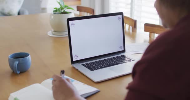 Femme Âgée Afro Américaine Table Utilisant Ordinateur Portable Avec Espace — Video