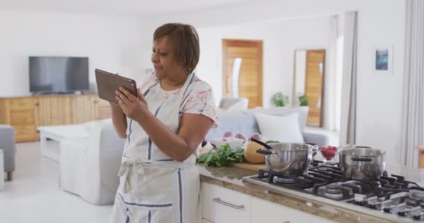 Happy African Amerikansk Senior Kvinde Forbereder Mad Køkkenet Ved Hjælp – Stock-video