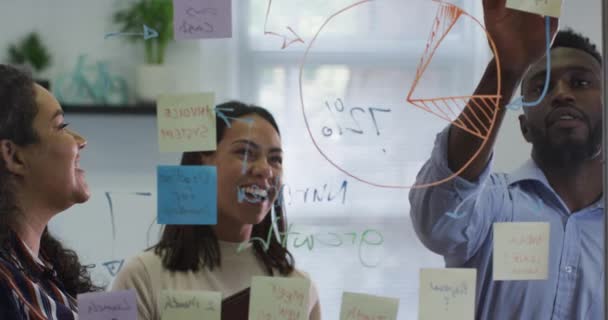 Gelukkig Diverse Groep Zakenmensen Die Samenwerken Brainstormen Modern Kantoor Bedrijfs — Stockvideo