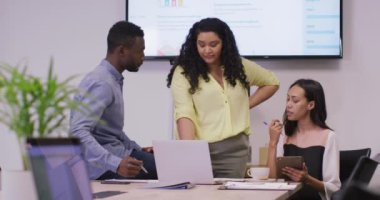 Modern ofiste beyin fırtınası yapan çeşitli iş adamlarından oluşan mutlu bir grup. iş ve işyeri.