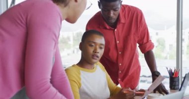 Modern ofiste tartışılan üç farklı yaratıcı erkek ve kadın meslektaşım var. İş ve teknoloji işyerinde.