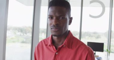 Modern ofis içinde gülümseyen Afrikalı Amerikalı yaratıcı iş adamının portresi. İş ve teknoloji işyerinde.