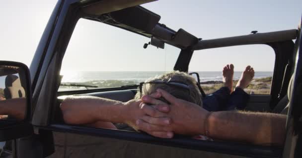 Güneşli Bir Günde Plajda Arabasında Dinlenen Rahat Beyaz Bir Adam — Stok video