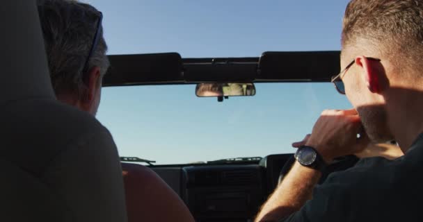 Güneşli Bir Günde Plajda Araba Süren Konuşan Mutlu Beyaz Erkek — Stok video