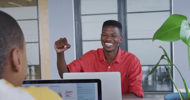 Szczęśliwy Afrykański Kreatywny Biznesmen Uderzający Pięścią Biurko Koleżanką Pracy Biznes — Wideo stockowe