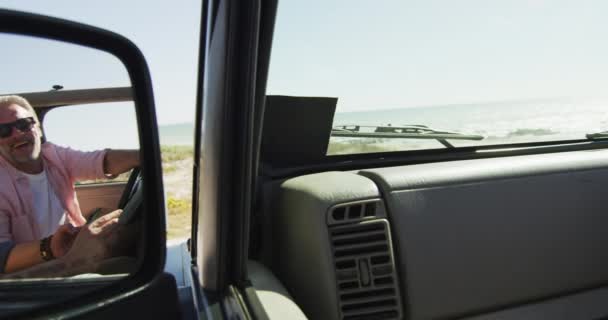 Szczęśliwy Biały Gej Mężczyzna Para Siedzi Samochód Czyta Mapę Pomocą — Wideo stockowe