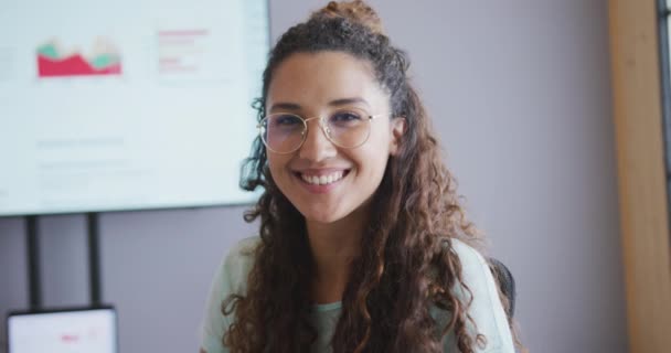 Arka Planda Ekranı Olan Toplantı Odasında Gözlüklü Gülümseyen Melez Kadını — Stok video