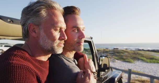 Feliz Caucasiano Gay Masculino Casal Carro Abraçando Admirando Vista Dia — Vídeo de Stock