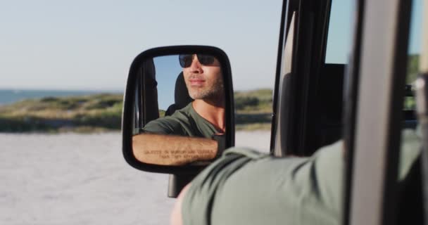 Ευτυχισμένος Καυκάσιος Άνδρας Γυαλιά Ηλίου Κάθεται Στο Αυτοκίνητο Αντανακλάται Στον — Αρχείο Βίντεο