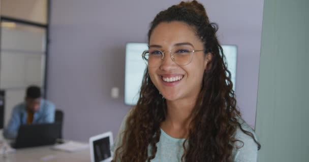 Portrait Femme Affaires Créative Biraciale Souriante Portant Des Lunettes Dans — Video