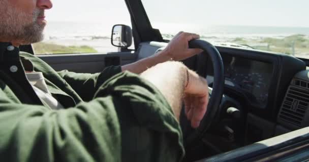 Hombre Caucásico Sentado Coche Admirando Vista Día Soleado Playa Viaje — Vídeos de Stock