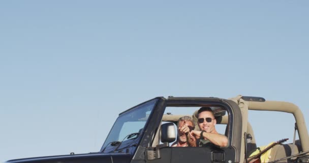 Ευτυχισμένο Καυκάσιο Γκέι Ζευγάρι Στο Αυτοκίνητο Θαυμάζοντας Θέα Και Δείχνοντας — Αρχείο Βίντεο