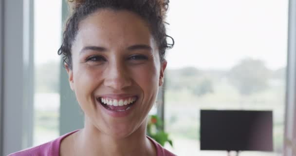 Retrato Sonriente Mujer Negocios Creativa Birracial Interior Oficina Moderna Negocios — Vídeos de Stock